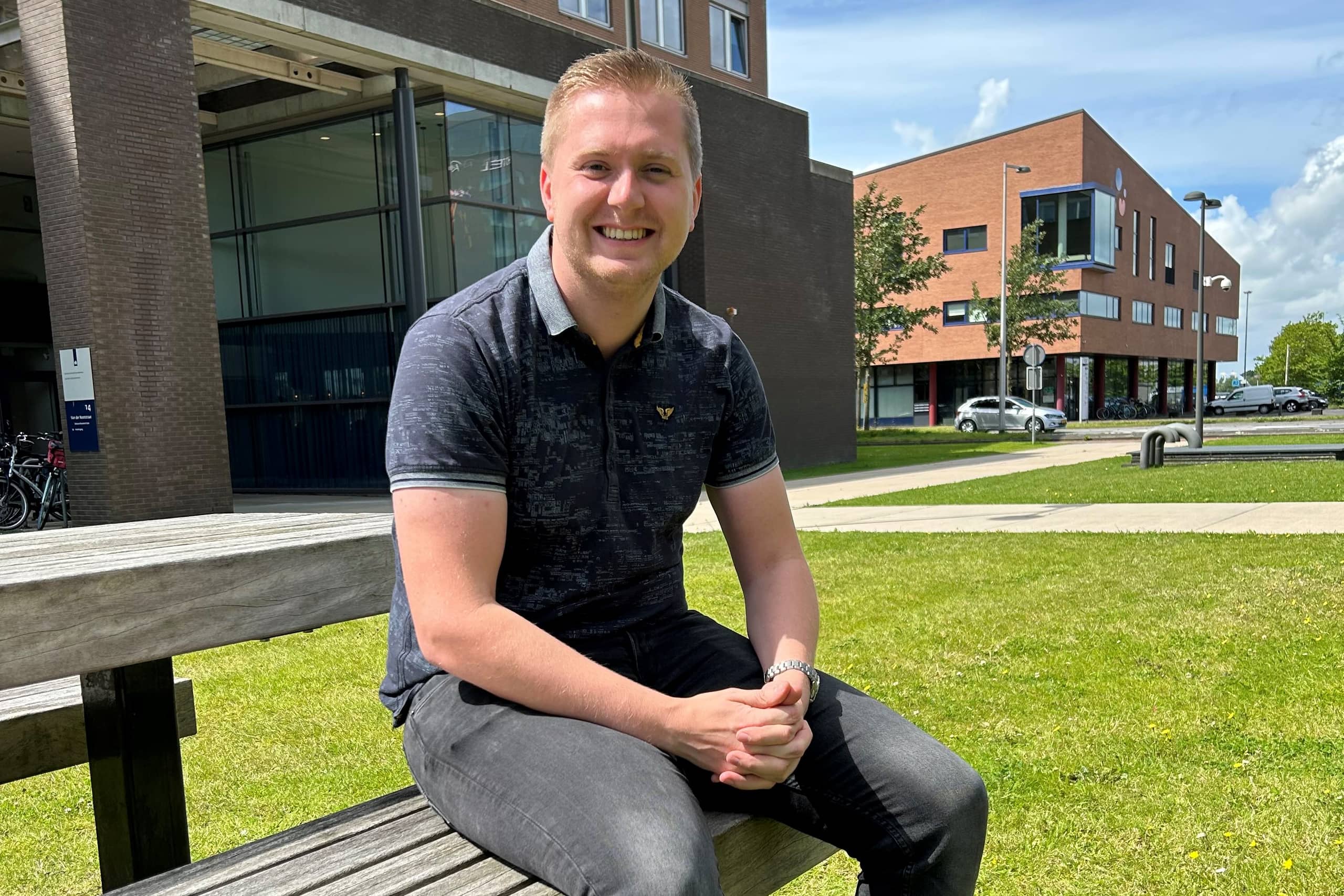 Duco buiten zittend op een bank