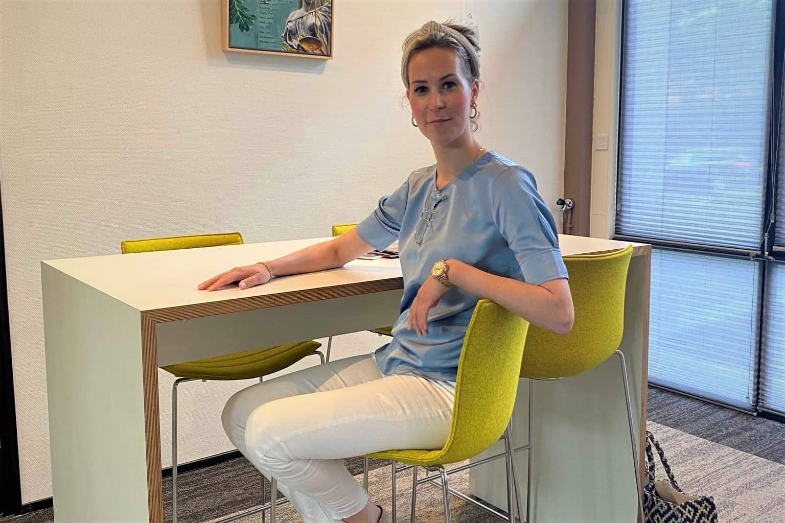 Pien zittend aan een tafel