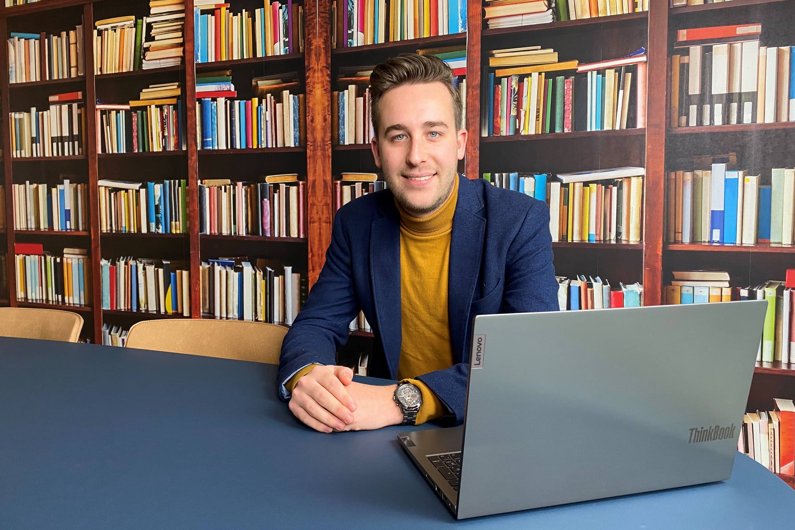 Lars Venema achter een laptop