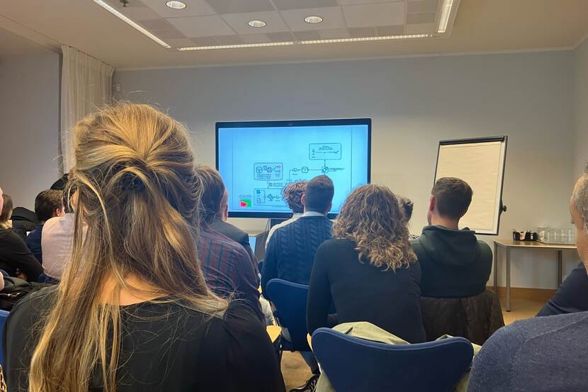 Mensen in een zaal tijdens een bijeenkomst