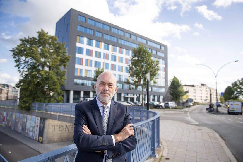 Directeur Wijnand Lodder voor het pand van de Justitiële Informatiedienst aan de Burgemeester Raveslootsingel.