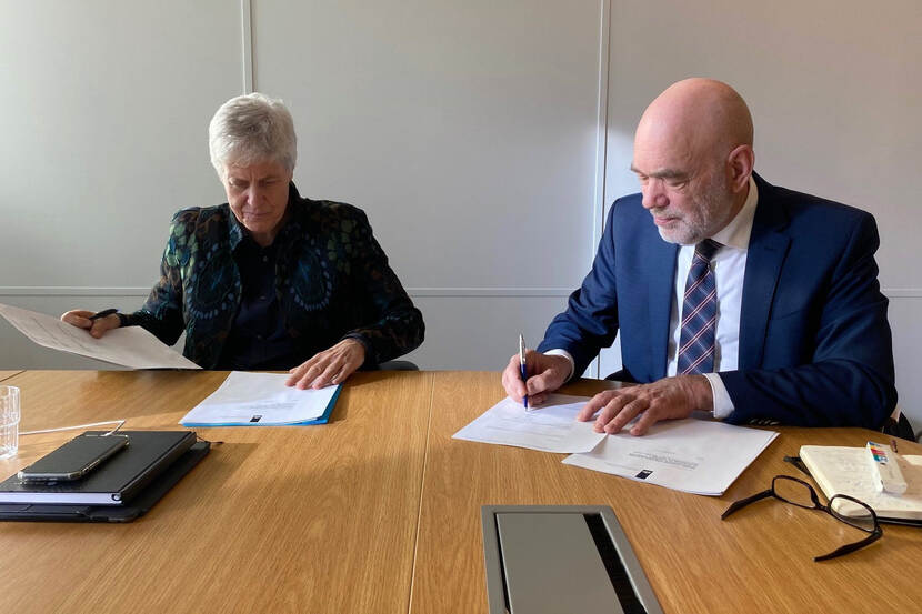De directeuren tijdens de officiële ondertekening