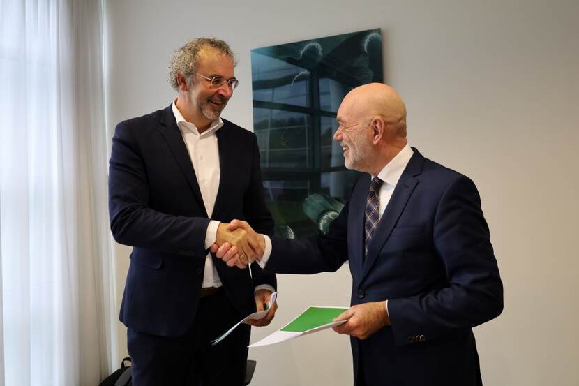 Dany Venema en Wijnand Lodder geven elkaar een hand