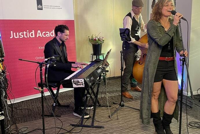 Een band speelt tijdens de opening van de Justid Academy