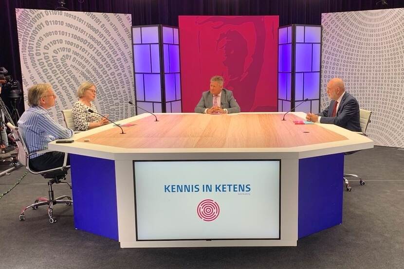 Mensen aan tafel bij de ketentalkshow Kennis in Ketens