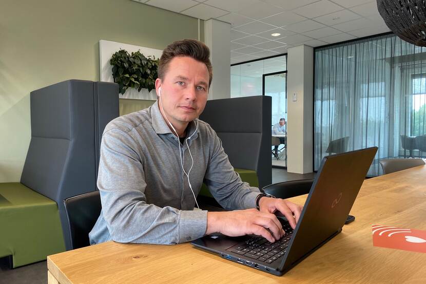 Bart Hulsbeek aan het werk achter een laptop
