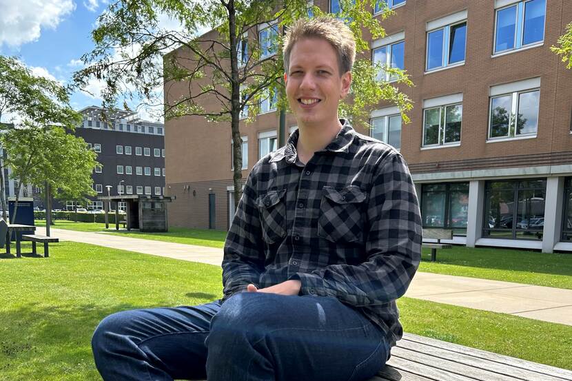 Mitchell buiten op een bank