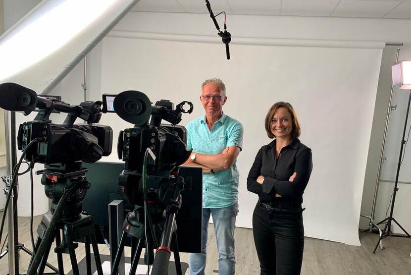 Merel en Peter voor een camera