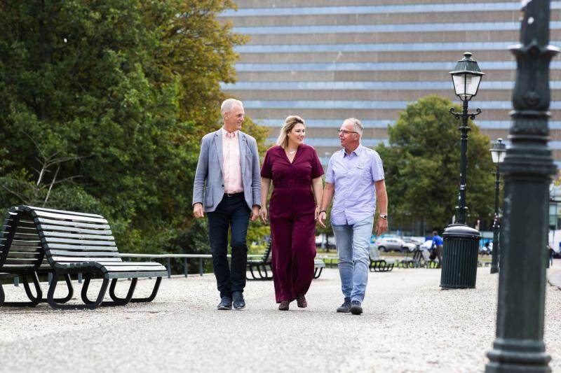 Drie mensen wandelen buiten