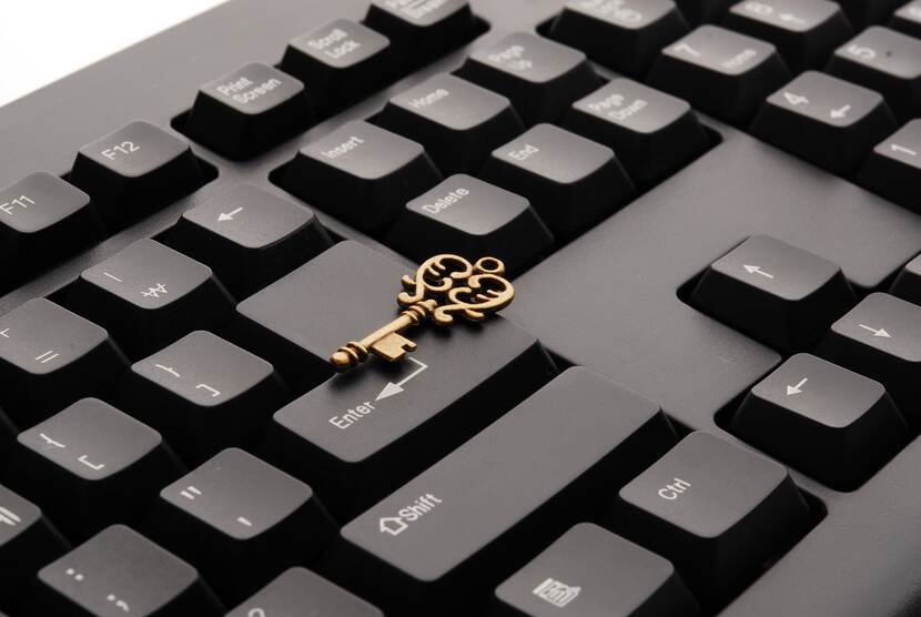 Sierlijke sleutel liggend op een toetsenbord