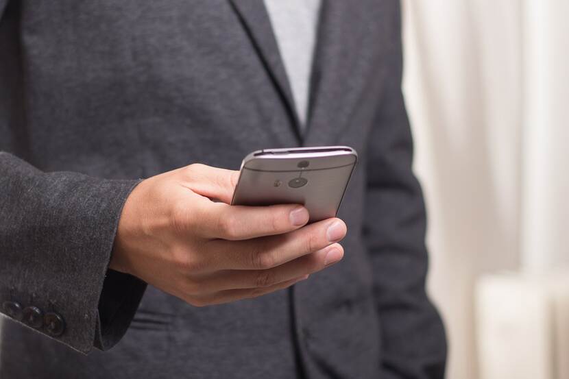 Man met smartphone in hand