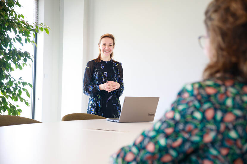Kelly in gesprek met een collega